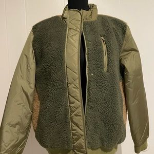 Universal thread jacket. Material-fleece, nylon. Color-green/tan. Size-medium